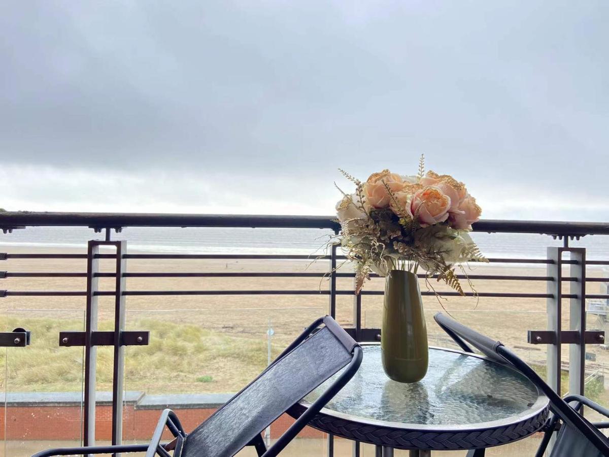 Beach Front Apt With Stunning Sea View Swansea Kültér fotó